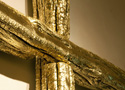 lvergoldung eines verkohlten Holzkreuzes mit Blattgold, 23 Karat, Gre: 165 x 96 x 11 cm